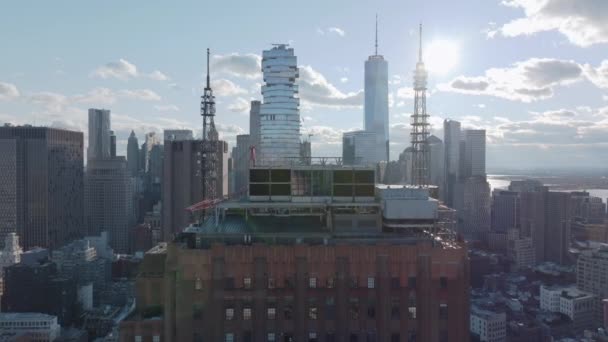 Yükseklerdeki binanın tepesinden yukarı doğru yükselen sinekler Jenga Kulesi ve diğer ikonik gökdelenleri ortaya çıkarıyor. Manhattan, New York City, ABD — Stok video