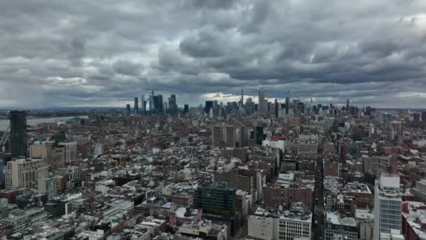 Dopředu létají nad rozvojem města. Letecký panoramatický výhled na mrakodrapy v centru města proti dramatické oblačné obloze. Manhattan, New York City, USA — Stock video