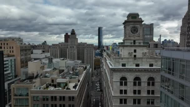 Dopředu létají vysoko nad ulicí na úrovni víceúrovňové střechy budovy. Velké a vysoké budovy ve městě. Manhattan, New York City, USA — Stock video