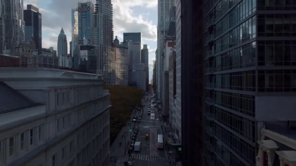 Вперед, летите над центральной улицей. Обнаружение высотных офисных зданий. Манхэттен, Нью-Йорк, США — стоковое видео