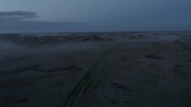 Sisli bir günde İzlanda 'nın ıssız manzarası. Boş İzlanda dağlarının kuş gözü. Kırsal kesimde. Issızlık, yalnızlık konsepti.