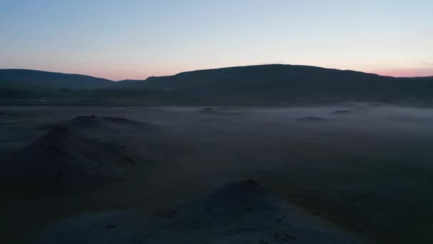 Dramatyczny widok na dolinę księżyca w Islandii. Spektakularny widok na góry pochmurny dzień z szarym mglistym niebem. Niesamowita przyroda. Krajobraz wiejski Islandii — Wideo stockowe