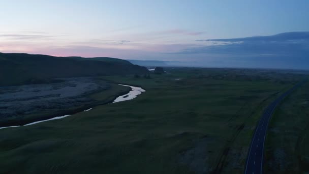 Vista aérea da estrada circular, a auto-estrada mais famosa da Islândia, correndo no parque nacional Thorsmork. Vista drone de deslumbrante verde pastoso icelandic highlands com rio krossa fluindo leito do rio — Vídeo de Stock