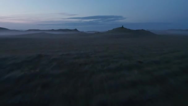 空の景色霧のアイスランド高地の夜。ムーンスケープパノラマ。アイスランドの月の谷の劇的な霧の霧の無人機。霧のような霧の鳥の目の美しい田舎 — ストック動画