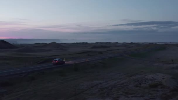 Commerciële vogels oog drone uitzicht op auto rijden op de ring weg in IJsland. Vogels oog uitzicht auto snel rijden op de ring weg, de belangrijkste IJslandse snelweg — Stockvideo