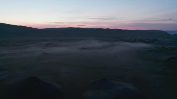 Drönare utsikt över fantastiska dimmiga Island landsbygden. Fåglar ögon av ishöglandet täckt med dimma och dimma. Ensamhet, ödeläggelse, ensamhet. Island månlandskap — Stockvideo