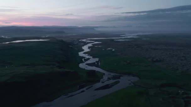 Vista aérea del parque nacional de Throsmork con el río Krossa fluyendo lecho de río al atardecer. Pájaros ojo de paisaje desolado y solitario de Porsmork con campo verde en Islandia. Increíble en la naturaleza — Vídeos de Stock