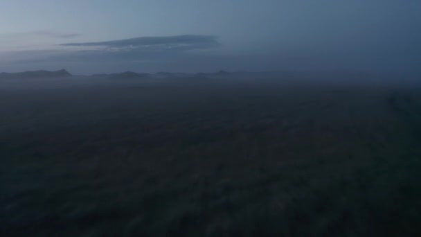 Birds eye of icelandic highlands covered with niebla y niebla. Birds eye of empty icelandic countryside. Paisaje lunar. Increíble en la naturaleza — Vídeos de Stock