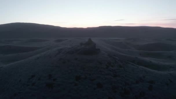 Moody widok drona mgliste wyżyny w Islandii. Piękno na ziemi. Widok z lotu ptaka nad opustoszałą i zamgloną icelancką wsią. Oszałamiająca panorama księżycowego krajobrazu — Wideo stockowe