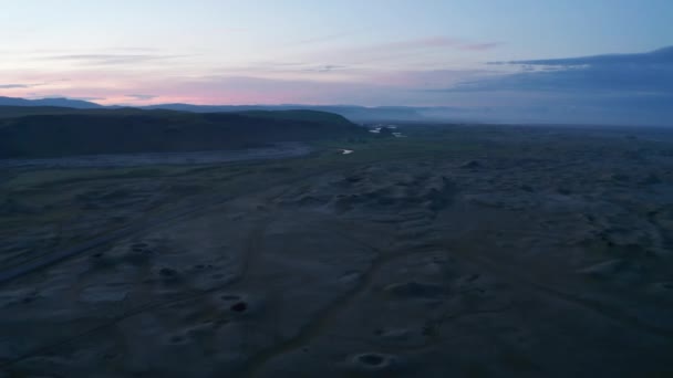 Drone kilátás csodálatos holdkép Izland vidéke. Madarak szeme jéghegyekben elhagyatott jéghegyekben zöld hegyekben. Magány, magány. — Stock videók