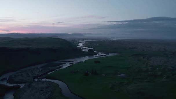 从空中俯瞰冰岛的托斯莫克山谷、冰川荒原的壮丽全景。科罗萨河在冰岛市波什莫克农村流动的高角景观 — 图库视频影像
