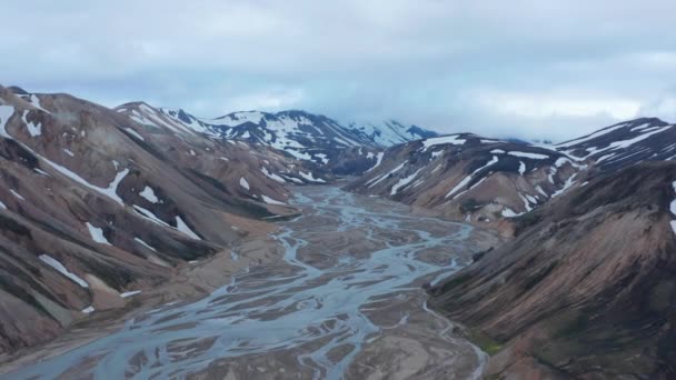 Vogels uitzicht op de vallei van Thorsmork met gletsjer rivier en besneeuwde hooglanden in IJsland. Van boven uitzicht op de Krossa rivier stroomt door Porsmork canyon. Schoonheid op aarde. Vallei Thorsmork — Stockvideo