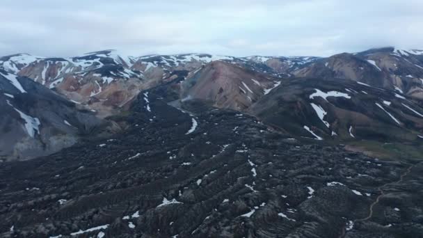 Luchtfoto van lava formaties van uitbarsting van Eyjafjallajokull gletsjer en vulkaan in Thorsmork hooglanden van IJsland. De vulkaan in het zuiden van het beroemde Laugavegur wandelpad — Stockvideo