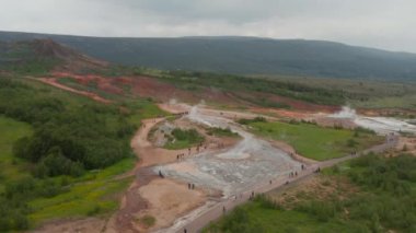İzlanda 'daki jeotermik gayr vadisinin insansız hava aracı görüntüsü. Buharı tüten jeotermik aktif gayzer alanı. Turizm merkezi. Doğada inanılmaz. Gayzer Vadisi