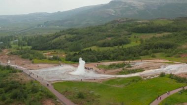 Strokkur gayzerinin kuşların gözü, altın çemberin en ünlü cazibesi, patlıyor. Gayzer patlamasının en üst görüntüsü, Geysir Vadisi 'ndeki sıcak krater. Turistik bir yer