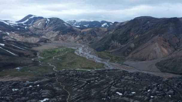 アイスランドの素晴らしい壮大なソルスモーク氷河の谷の鳥の目のビュー。空中ビュー2010年に噴火したEyjafjallajokull火山の活発な形成を持つポルスモーク渓谷 — ストック動画