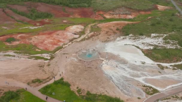 Veduta aerea del geyser strokkur, attrazione turistica del Golden Circle in Islanda. Drone vista del geyser più famoso in Islanda, nella valle geysir, con turista in attesa di eruzione. Strokkur geyser — Video Stock