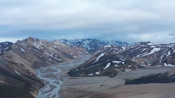 Pássaros olho de bela e intocada geleira nevado Thorsmork vale na Islândia. Vista de alto ângulo de Porsmork icelandic highlands com rio Krossa e penhascos musgosos. Incrível na terra — Vídeo de Stock