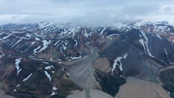Thorsmork vadisinde siyah volkanik küllerin aktığı Krossa nehrinin kuş bakışı görüntüsü. İzlanda 'nın Porsmork dağlarının güzel eşsiz manzarasının havadan görünüşü. Yeryüzündeki güzellik — Stok video
