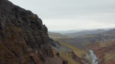 İzlanda 'nın yeşil yosunlarından akan Fossa nehrinin kuş bakışı görüntüsü. Yosun kaplı yosunlu muhteşem İzlanda dağlarının havadan görünüşü. Yeryüzündeki güzellik