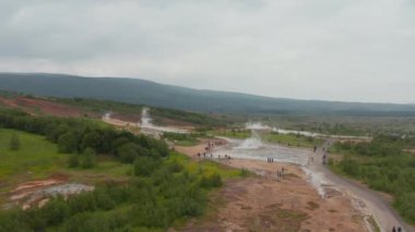 İzlanda 'daki gaysir vadisinde kuşların gözü var. İzlanda 'nın dağlık bölgelerindeki buharlı jeotermik gayzerlerin insansız hava aracı görüntüsü. Yeryüzündeki güzellik. İzlanda gayzer vadisi