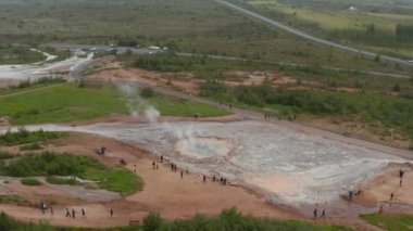 İzlanda 'daki jeotermal aktif gaysir alanının havadan görüntüsü. İzlanda 'da jeotermik gayzer vadisinde kuş gözü buharı. Turistik cazibe. Doğada inanılmaz. İzlanda 'daki Gayzer Vadisi