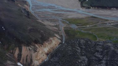 Krossa Nehri 'nin İzlanda dağlarında aktığı Thorsmork buzulu vadisinin hava manzarası. Buzul ve volkan yakınlarındaki İzlanda kırsalındaki görkemli nehrin kuşları.