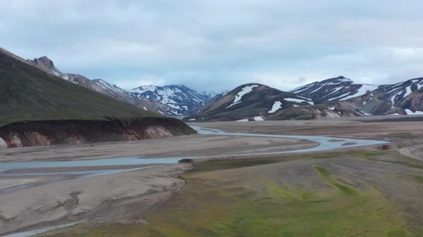 ソルスマルク山脈と川、アイスランドの高地のドローンビュー。クロッサ川と緑の苔むした渓谷と谷を持つアイスランドの田舎の素晴らしい鳥の目の景色 — ストック動画