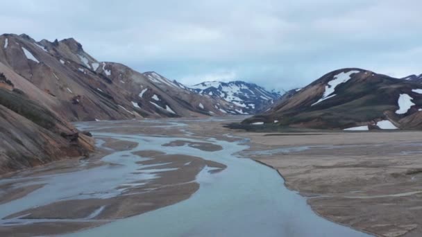 Luchtfoto van de Krossa rivier die door het Thorsmork dal stroomt in IJsland. Drone uitzicht op spectaculaire gletsjer hooglanden met besneeuwde bergen in Porsmork canyon. Verbazingwekkend van aard — Stockvideo