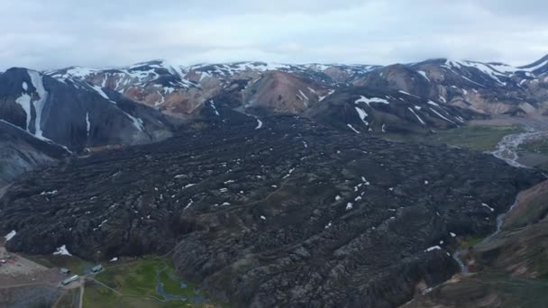 Vista de drones do vulcão Eyjafjallajokull e formações de lava da erupção de 2010. Vista aérea do incrível vale glaciar de Thorsmork na Islândia. Incrível na terra — Vídeo de Stock