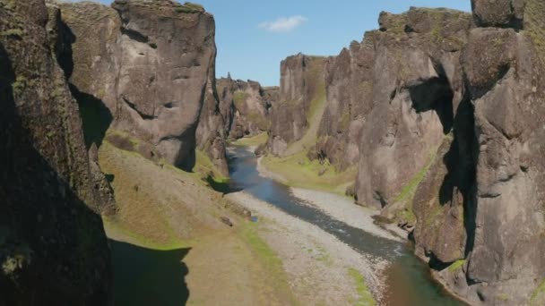 Incredibile drone che vola attraverso il canyon ghiandolare coperto di muschio verde. Incredibile sulla terra. Occhio di uccello di aspre scogliere di campagna in Islanda con il fiume che scorre attraverso di essa — Video Stock