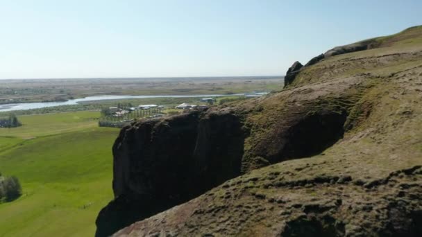Vista panorâmica da majestosa paisagem campestre verde da Islândia. Vista aérea revelando acampamento turístico e pessoas acampar com autocaravanas — Vídeo de Stock