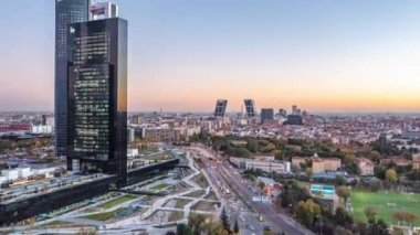 İş bölgesindeki modern yüksek binaların tersten ifşası. Hava alacakaranlıktaki hiperhız görüntüleri. Madrid, İspanya