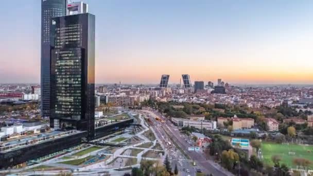 Revelação para trás de edifícios altos modernos no distrito de negócios. Imagens de hiperlapso aéreo ao entardecer. Madrid, Espanha — Vídeo de Stock