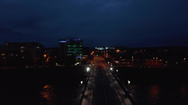 Voorwaarts vliegen boven de weg die leidt op de brug. Onthulling verlicht sportstadion. Nachtelijke stadsscène. Limerick, Ierland — Stockvideo