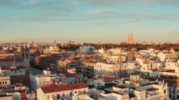 Tiro crescente de edifícios de vários andares na cidade iluminados pelo pôr-do-sol. Grande cidade no final da tarde. — Vídeo de Stock