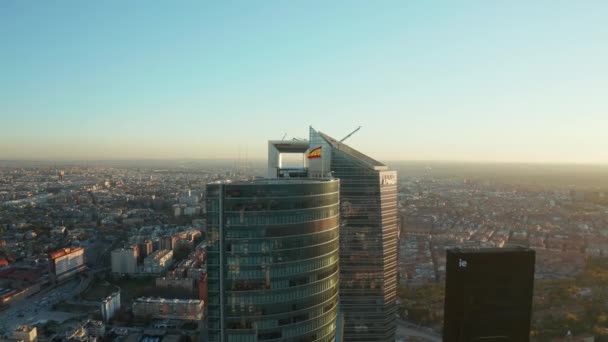 Förhöjd vy över toppen av affärs skyskrapor i Cuatro Torres. Moderna byggnader högt ovanför stadsutveckling. Gyllene timmen. — Stockvideo