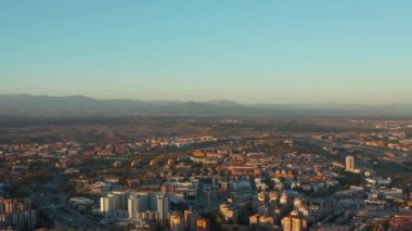 Valverde yerleşim bölgesinin panoramik görüntüsü. Güneşin batışının parlak ışığıyla aydınlatılan binalar.