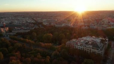 Parktaki ağaçların üzerinden geriye doğru uçar. Kraliyet Botanik Bahçesi ve El Retiro Parkı 'nın havadan görünüşü. Gün batımına karşı romantik manzara.