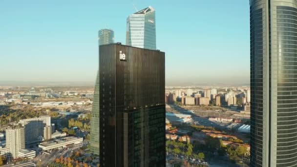 Flyga runt grupp av moderna företag skyskrapor. Höga kontorsbyggnader med glasfasader på solig dag. — Stockvideo