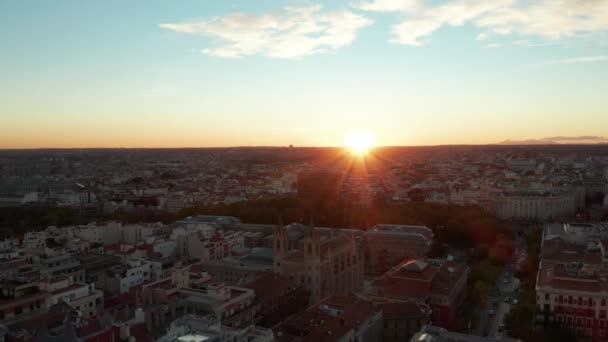 前進日没の時間に町の上を飛ぶ。サン・ジェロニモ・エル・レアル教会とプラド国立博物館を明らかに. — ストック動画