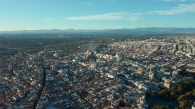 Büyük şehrin altın saatindeki hava panoramik görüntüleri. Parlak güneş ışığını yansıtan aydınlık binalar..
