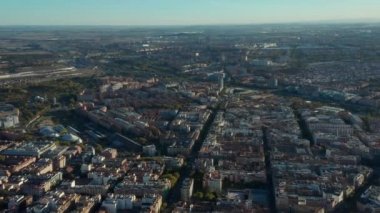 Metropolis 'in üzerinden uç. Delicias kentsel çevresinin hava görüntüsü ve büyük ulaşım terminali.