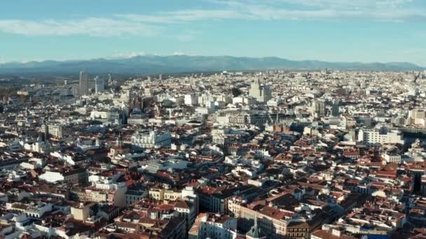 Riprese ascendenti del centro storico della grande metropoli. Colpo aereo panoramico. Gamma montuosa in distanza. — Video Stock