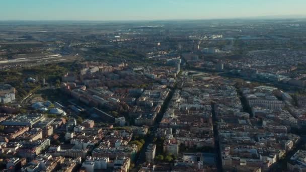 Vuela por encima de la metrópolis. Vista aérea del barrio urbano de Delicias y gran terminal de transporte. — Vídeo de stock