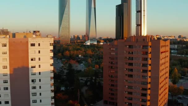 주택 단지의 아파트 주변을 날아다니면서 말이죠. 황금시간대의 콰 토로 토레스 비즈니스 지역에 있는 새로 발견되는 공원 과 현대의 고층 마천루. — 비디오