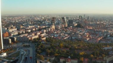 Büyük şehrin hava panoramik görüntüleri iniyor. Konut ve yüksek modern iş binaları. Avrupa 'nın İkonik Kapısı İkiz Kuleler.
