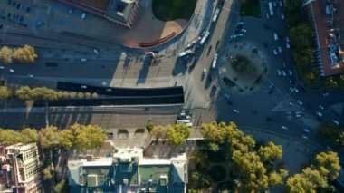 Gökyüzü kuşları tepeden aşağı şehirde dönen büyük kavşaktan geçen araçları görüyorlar. Kavşakta trafik saati.