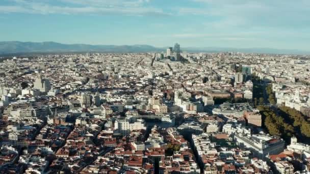 Воздушные панорамные кадры большого города под дневным солнцем. Дворцы в историческом центре города. — стоковое видео