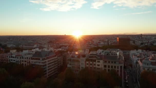 Wyciągnij nagrania z dużych wielopiętrowych budynków mieszkalnych w parku miejskim. Ujawnienie krajobrazu miasta przed zachodem słońca. — Wideo stockowe